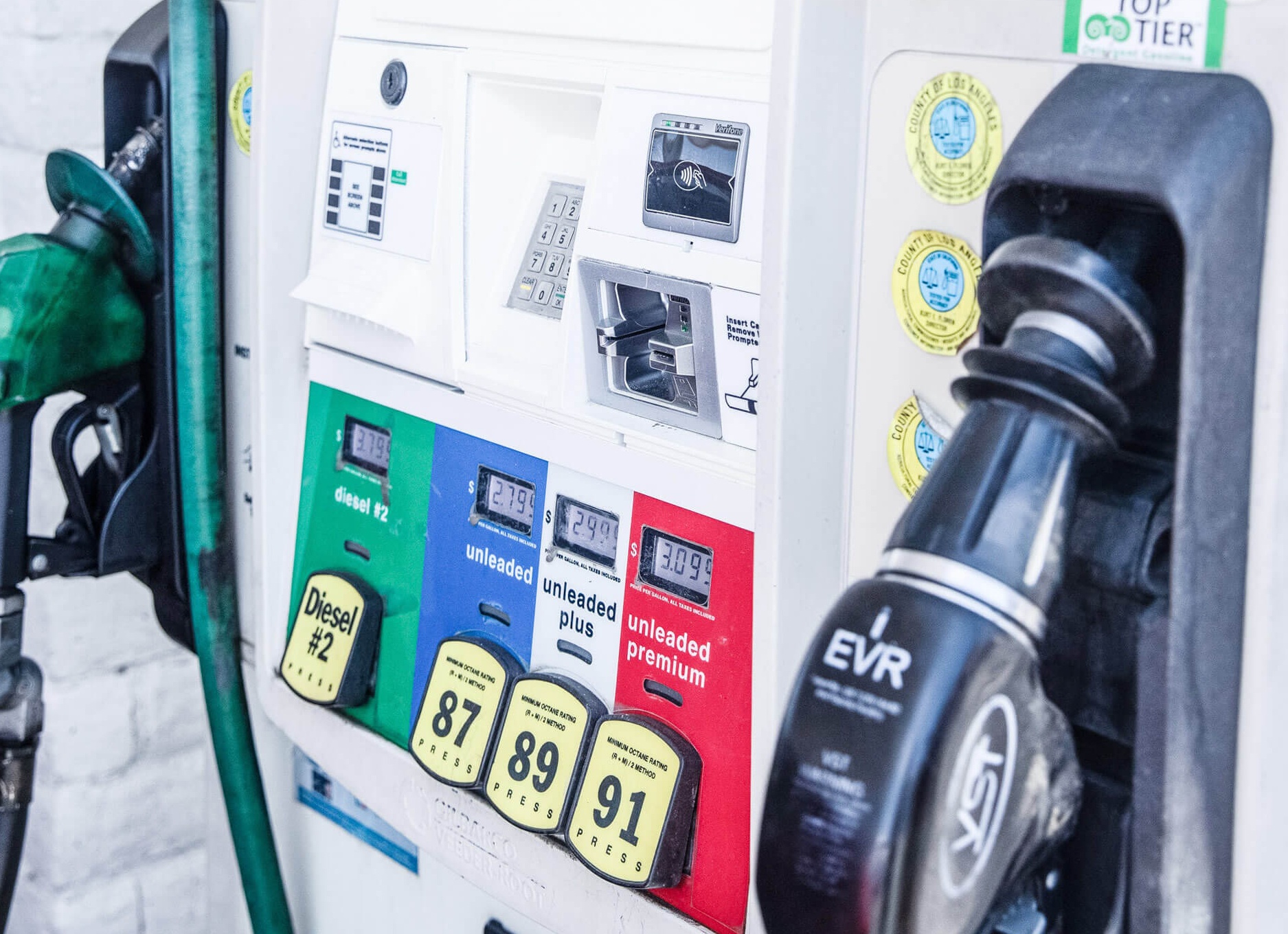 Галлон бензина в США — самый дешевый за 4 года, но дороже $2